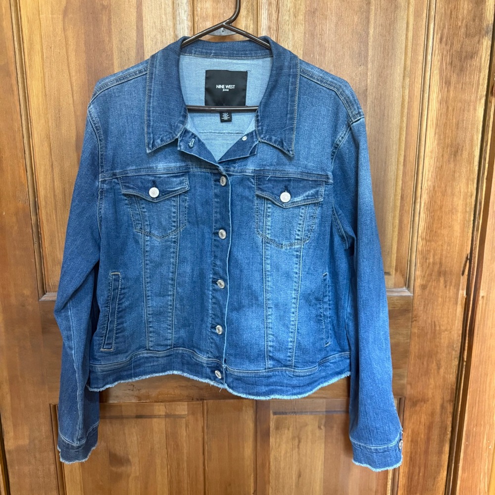 Nine West Jeans Womens XL Blue Denim Jacket Raw Hem Button Up Trucker Jacket EUC